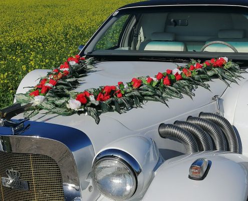 Hochzeitsauto Blumenschmuck 13: rote und weiße Rosen gross